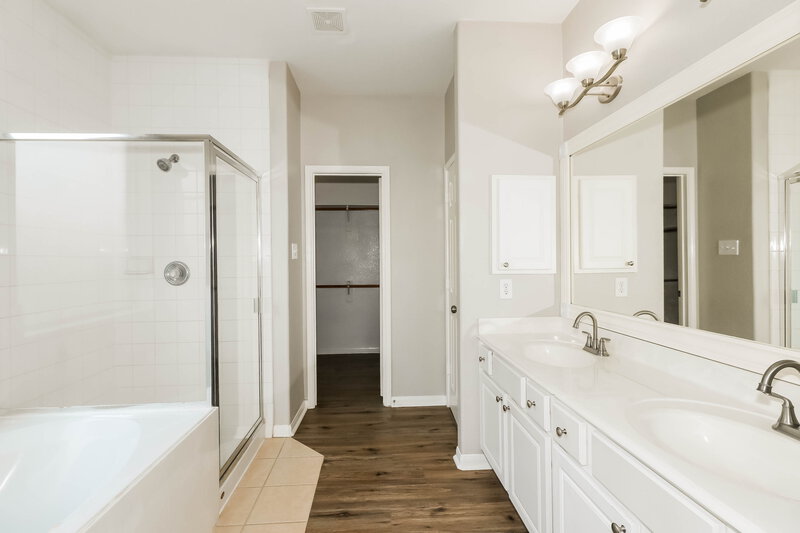2,310/Mo, 1103 Redwood Meadow Ln Fresno, TX 77545 Main Bathroom View