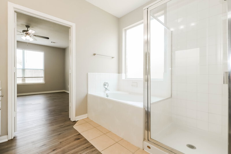 2,310/Mo, 1103 Redwood Meadow Ln Fresno, TX 77545 Main Bathroom View 2