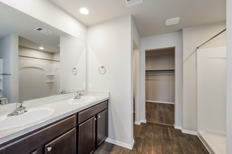 2,025/Mo, 21302 Brookwood Crescent Dr Katy, TX 77449 Main Bathroom View