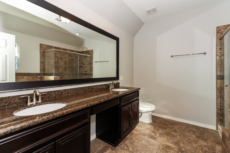2,155/Mo, 9930 Spring Shadows Park Cir Houston, TX 77080 Main Bathroom View