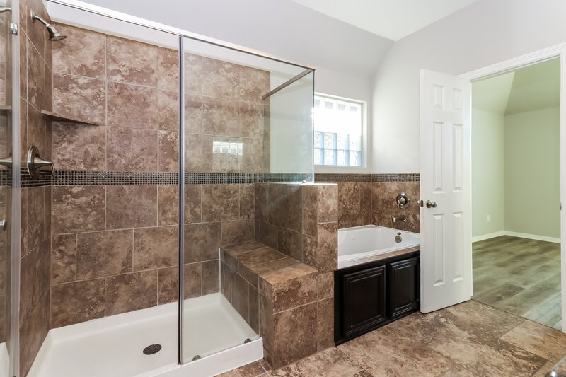 2,155/Mo, 9930 Spring Shadows Park Cir Houston, TX 77080 Main Bathroom View 2
