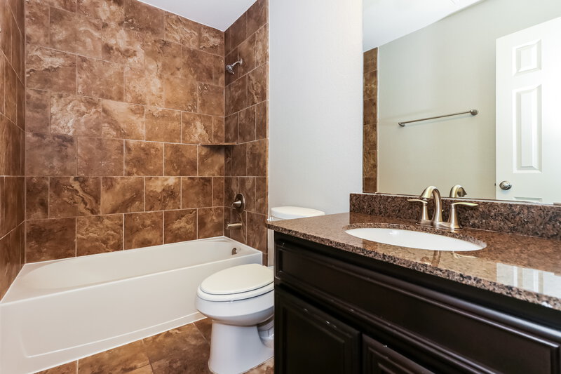 2,155/Mo, 9930 Spring Shadows Park Cir Houston, TX 77080 Bathroom View