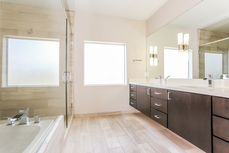3,335/Mo, 4716 Jackson St Houston, TX 77004 Main Bathroom View