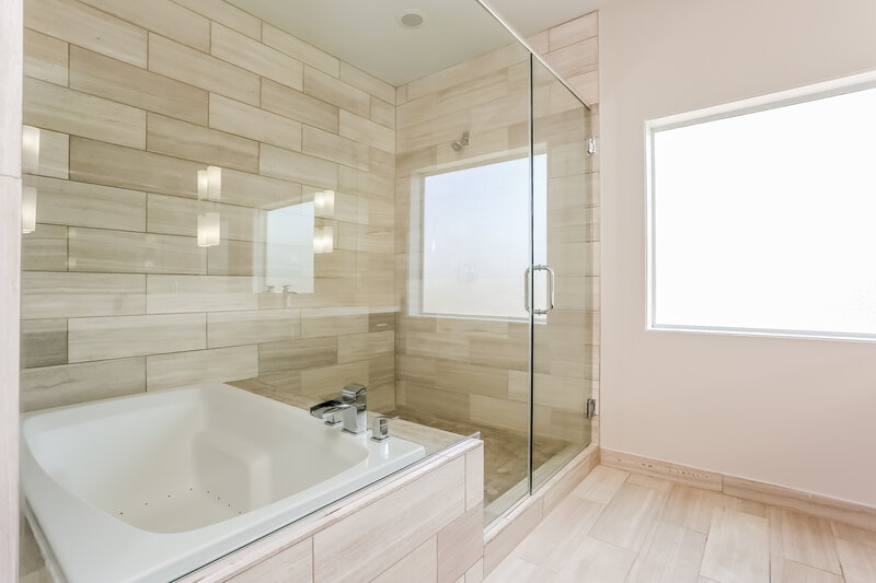 3,335/Mo, 4716 Jackson St Houston, TX 77004 Main Bathroom View 2