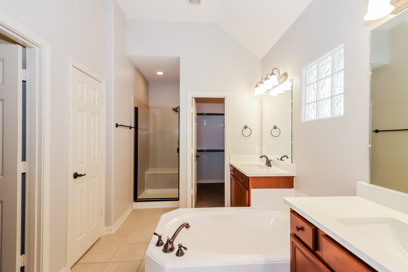 1,810/Mo, 1761 Aden Dr Houston, TX 77003 Main Bathroom View