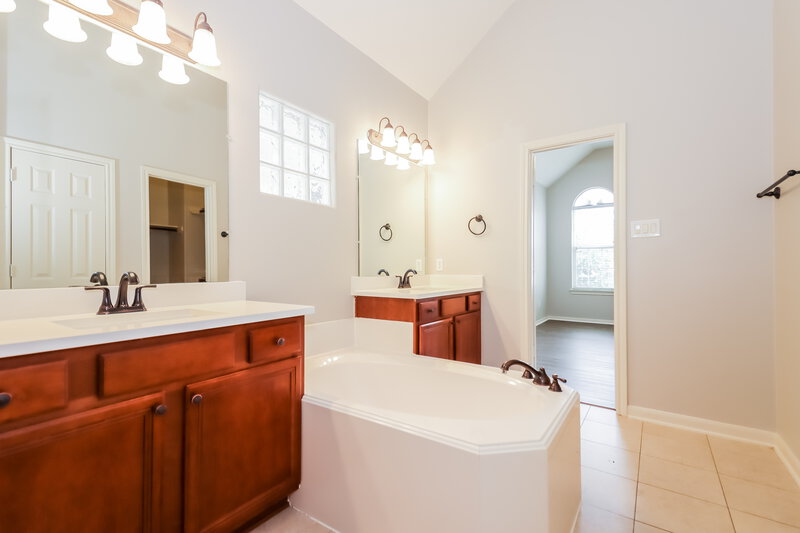 1,810/Mo, 1761 Aden Dr Houston, TX 77003 Main Bathroom View 2