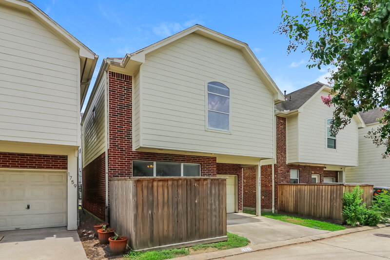 1,810/Mo, 1761 Aden Dr Houston, TX 77003 Rear View 2