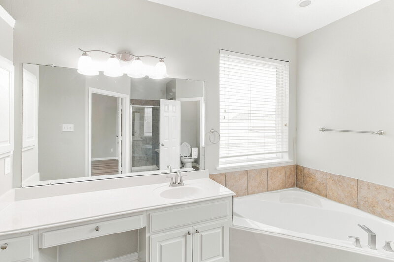 2,585/Mo, 2716 Alessandria Ln League City, TX 77573 Primary Bathroom View