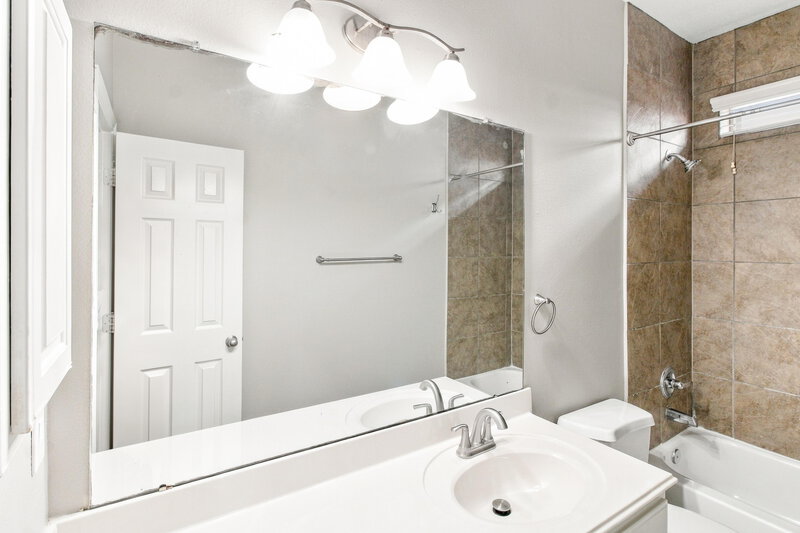 2,585/Mo, 2716 Alessandria Ln League City, TX 77573 Bathroom View