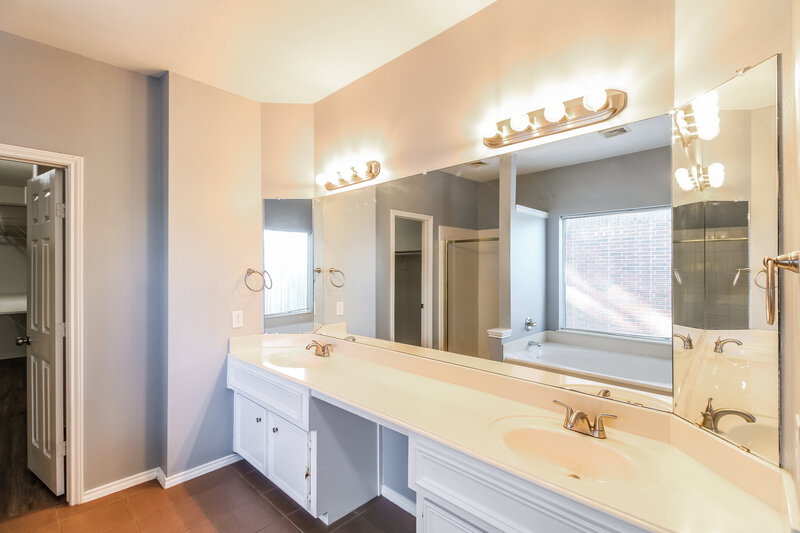 3,005/Mo, 2804 Creek Bend Dr Friendswood, TX 77546 Main Bathroom View