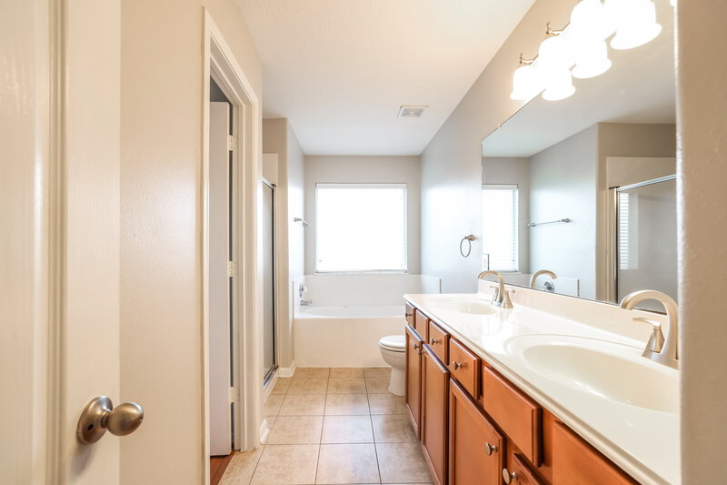 2,190/Mo, 15523 Hinsdale Springs Ln Houston, TX 77053 Main Bathroom View