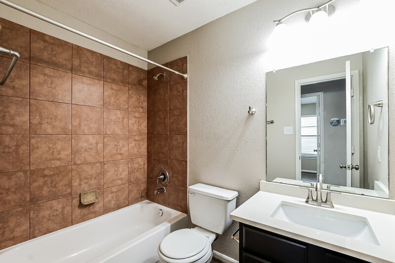 1,950/Mo, 16030 Arapaho Bend Ln Cypress, TX 77429 Bathroom View