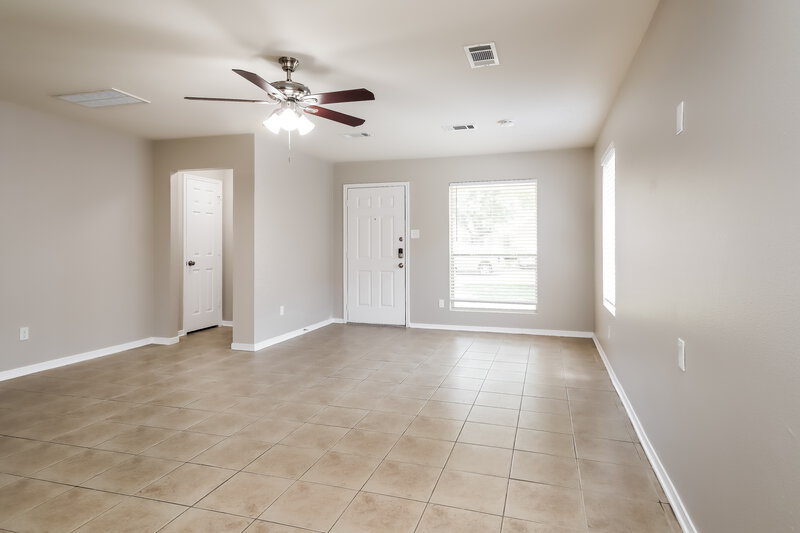 2,095/Mo, 1826 Live Oak Hill St Houston, TX 77067 Living Room View 2