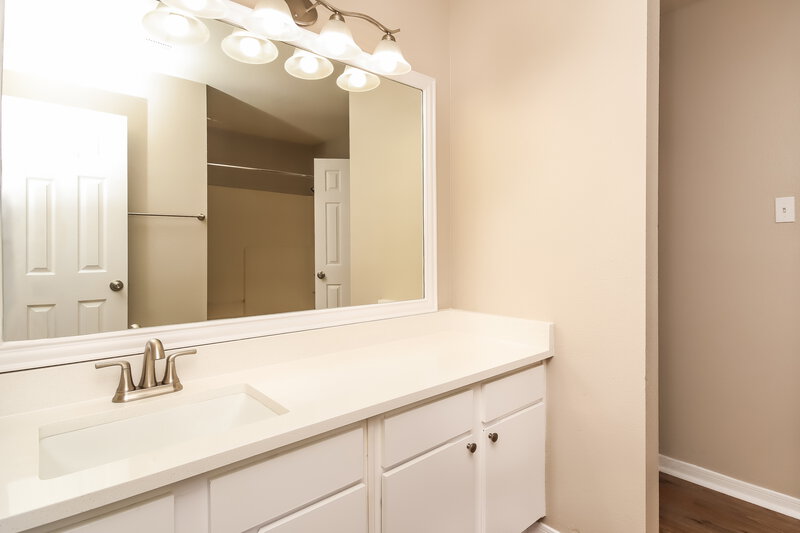 2,095/Mo, 1826 Live Oak Hill St Houston, TX 77067 Main Bathroom View