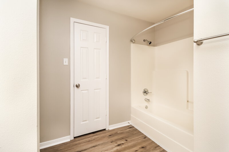 2,095/Mo, 1826 Live Oak Hill St Houston, TX 77067 Main Bathroom View 2