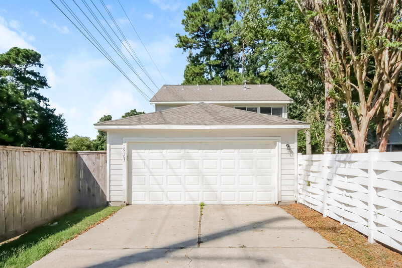 2,040/Mo, 19103 Atasca Oaks Dr Humble, TX 77346 Garage View