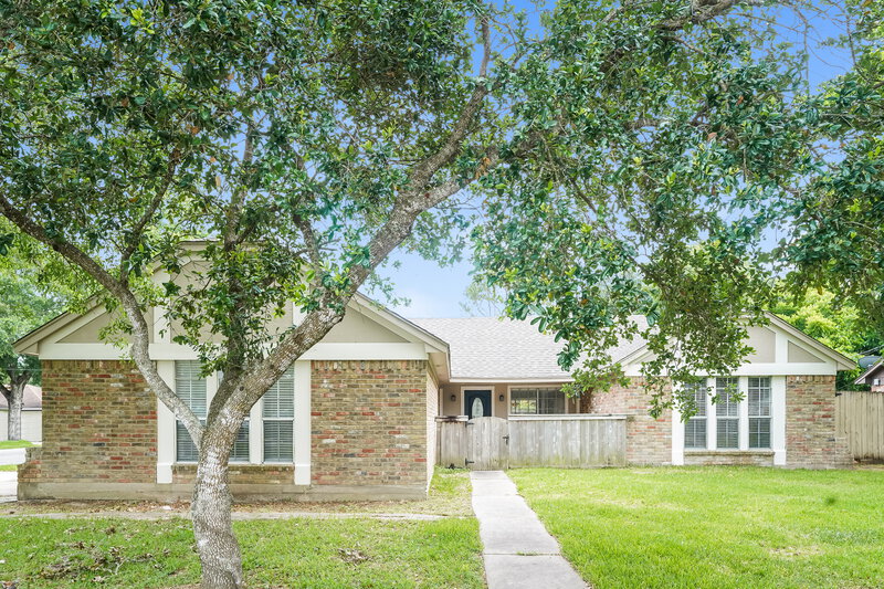2,135/Mo, 332 Coventry Ln Alvin, TX 77511 External View