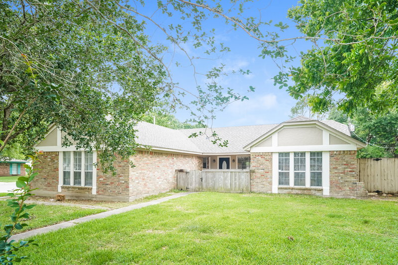 2,135/Mo, 332 Coventry Ln Alvin, TX 77511 Front View