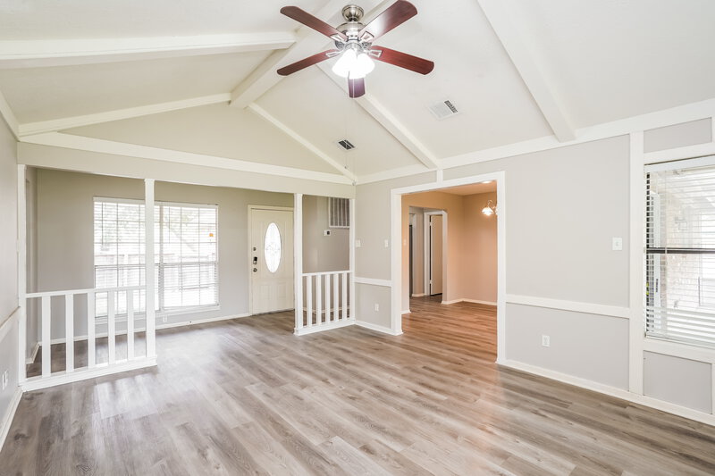 2,135/Mo, 332 Coventry Ln Alvin, TX 77511 Living Room View 2