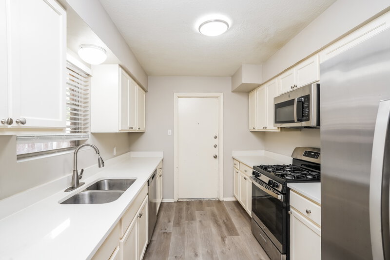 2,135/Mo, 332 Coventry Ln Alvin, TX 77511 Kitchen View