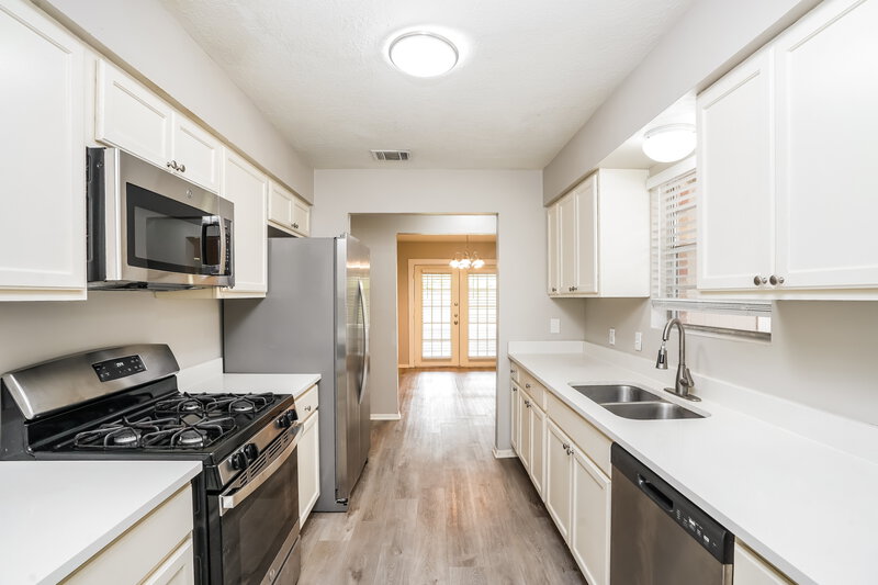 2,135/Mo, 332 Coventry Ln Alvin, TX 77511 Kitchen View 2