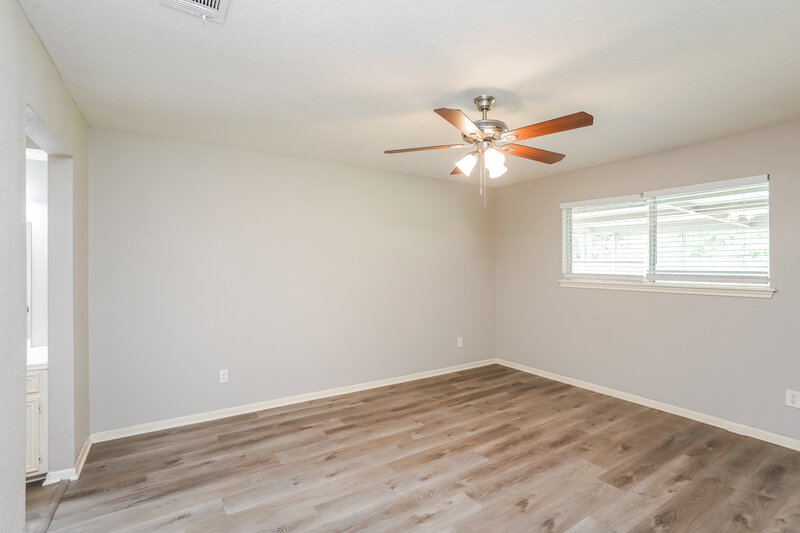 2,135/Mo, 332 Coventry Ln Alvin, TX 77511 Main Bedroom View