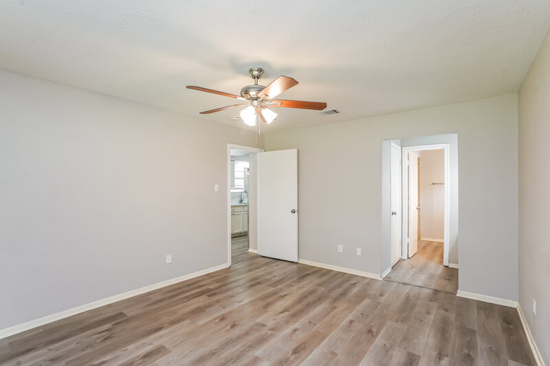 2,135/Mo, 332 Coventry Ln Alvin, TX 77511 Main Bedroom View 2