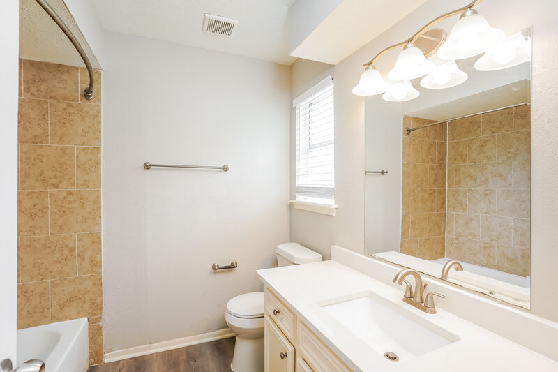 2,135/Mo, 332 Coventry Ln Alvin, TX 77511 Main Bathroom View