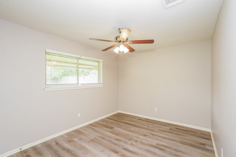 2,135/Mo, 332 Coventry Ln Alvin, TX 77511 Bedroom View