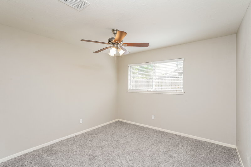 2,135/Mo, 332 Coventry Ln Alvin, TX 77511 Bedroom View 2
