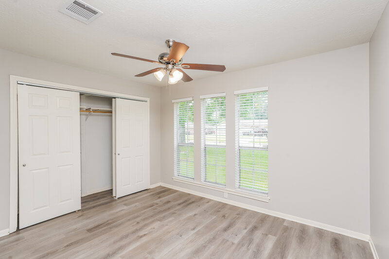 2,135/Mo, 332 Coventry Ln Alvin, TX 77511 Bedroom View 3