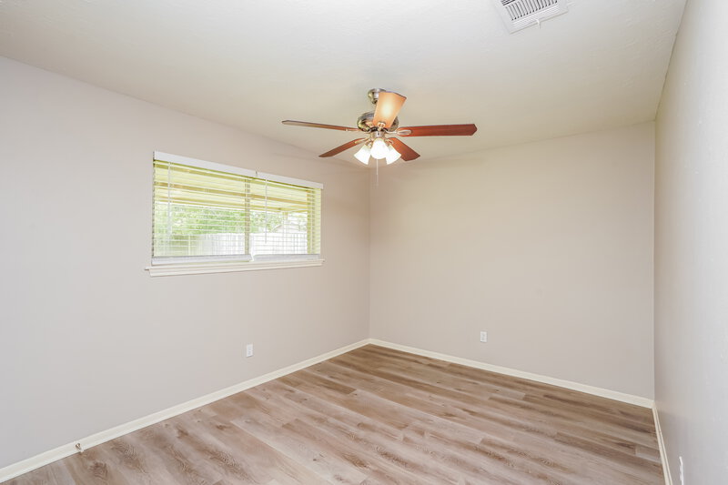 2,135/Mo, 332 Coventry Ln Alvin, TX 77511 Bedroom View 4