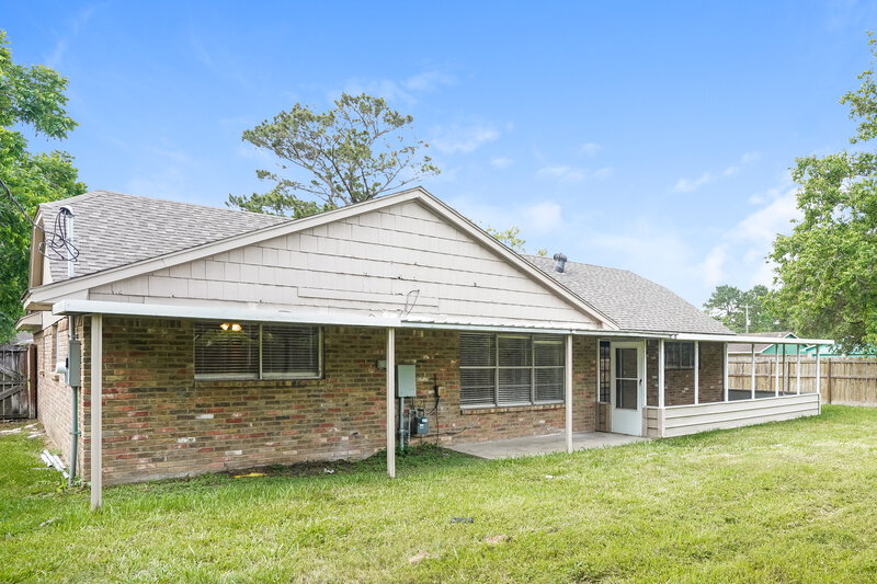 2,135/Mo, 332 Coventry Ln Alvin, TX 77511 Rear View