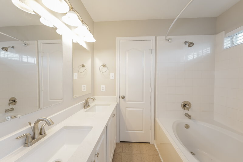 1,895/Mo, 5103 Santrey Dr Houston, TX 77084 Main Bathroom View