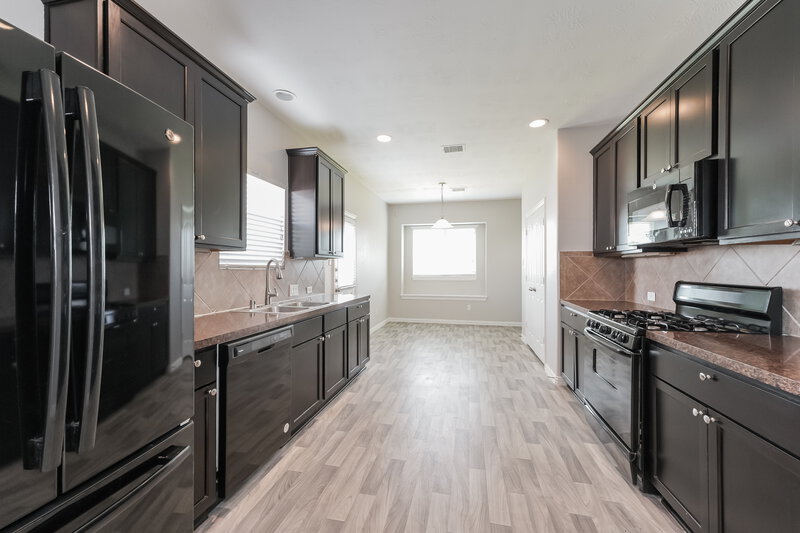 2,615/Mo, 8406 Parapet Pl Rosharon, TX 77583 Kitchen View 2