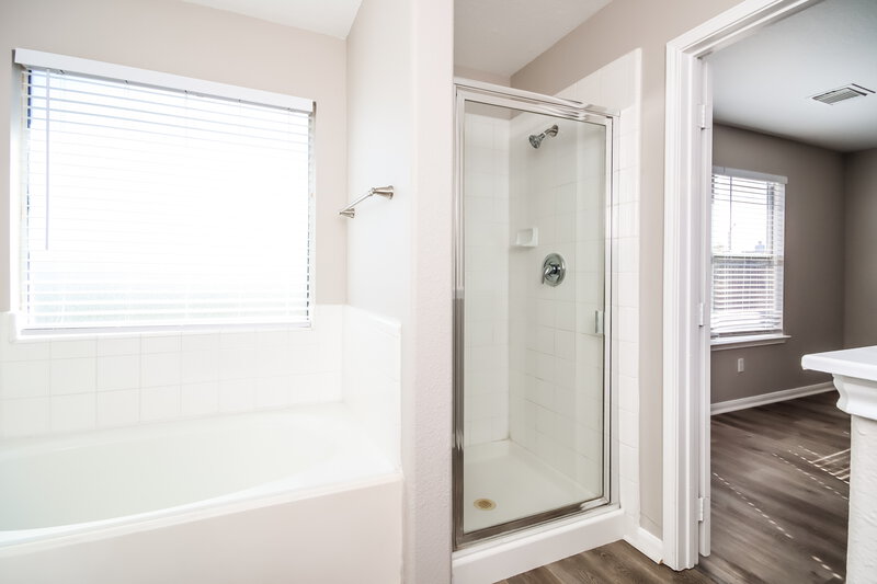 1,995/Mo, 11806 Remington Run Ln Houston, TX 77066 Main Bathroom View 2