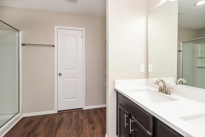 2,420/Mo, 2122 Harvey Brown School Dr Houston, TX 77049 Main Bathroom View