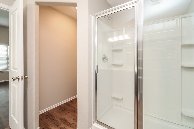 2,420/Mo, 2122 Harvey Brown School Dr Houston, TX 77049 Main Bathroom View 2