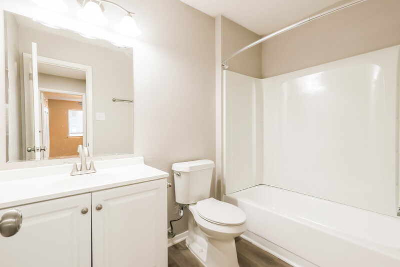 1,775/Mo, 7411 Skylight Ln Houston, TX 77095 Bathroom View 2