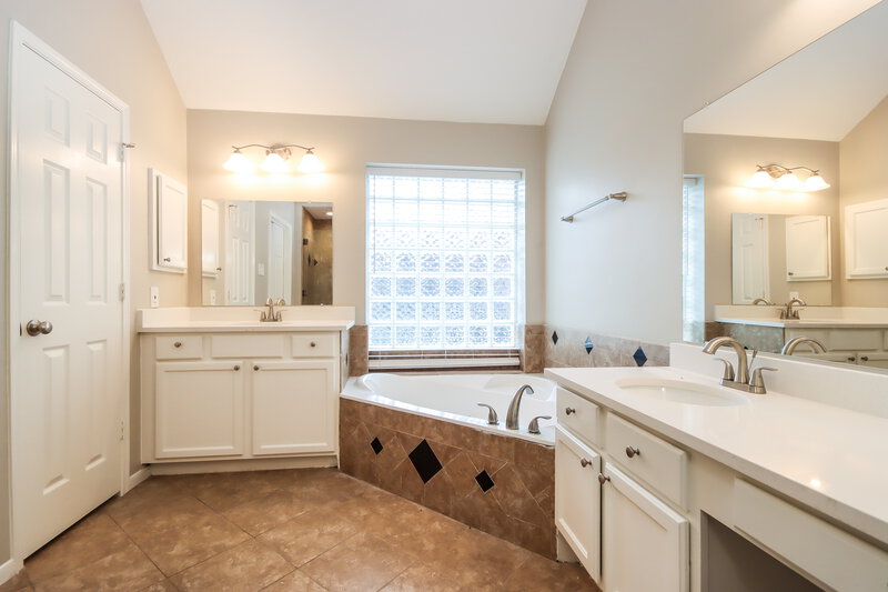 2,020/Mo, 1414 Summer Rain Dr Kingwood, TX 77339 Main Bathroom View