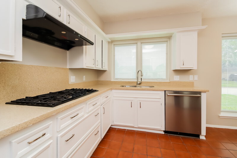 2,320/Mo, 11822 Brook Meadows Ln Meadows Place, TX 77477 Kitchen View