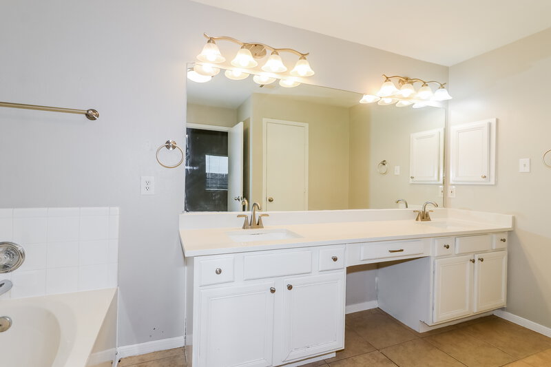 2,230/Mo, 22835 W Waterlake Dr Richmond, TX 77406 Main Bathroom View 3
