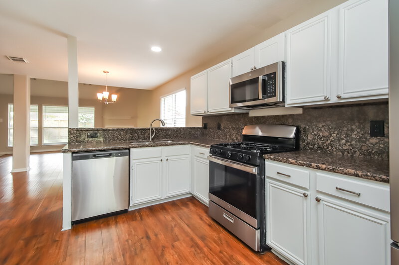 3,150/Mo, 4731 Ten Sleep Ln Friendswood, TX 77546 Kitchen View 2