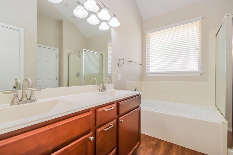2,355/Mo, 9414 Elliotts Ct Conroe, TX 77304 Main Bathroom View