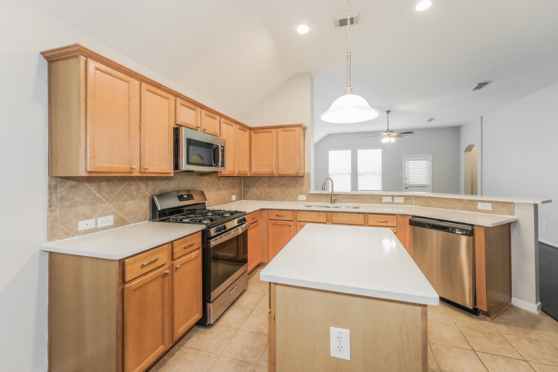 2,260/Mo, 8011 Thorncroft Manor Ln Richmond, TX 77407 Kitchen View 2