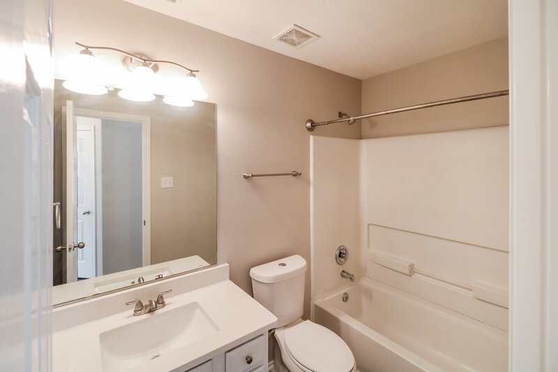 2,650/Mo, 7822 Crescent Village Ln Richmond, TX 77407 Main Bathroom View