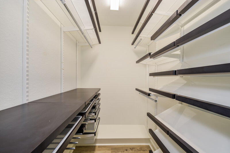 2,070/Mo, 5130 Bay Ln Bacliff, TX 77518 Walk In Closet View