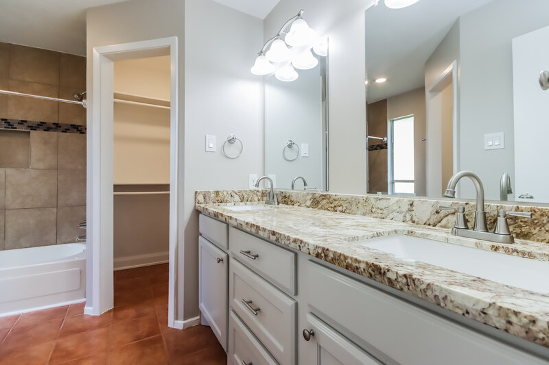 2,870/Mo, 7226 Dogwood Trail Dr Humble, TX 77346 Main Bathroom View
