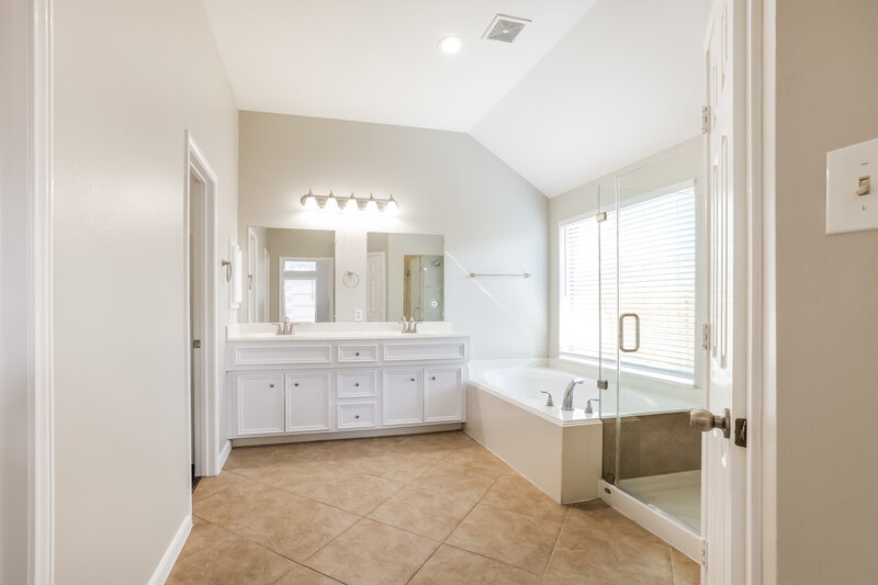 2,355/Mo, 26970 Armor Smith Dr Kingwood, TX 77339 Main Bathroom View
