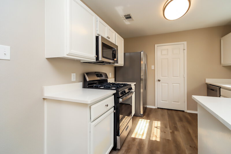 1,885/Mo, 426 Laurel Sage Dr Kingwood, TX 77339 Kitchen View 2